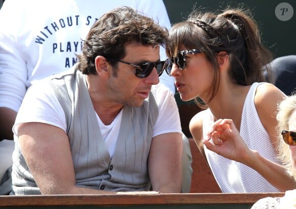 Patrick Bruel et sa compagne Caroline dans les tribunes des Internationaux de France de tennis de Roland Garros le 30 mai 2015