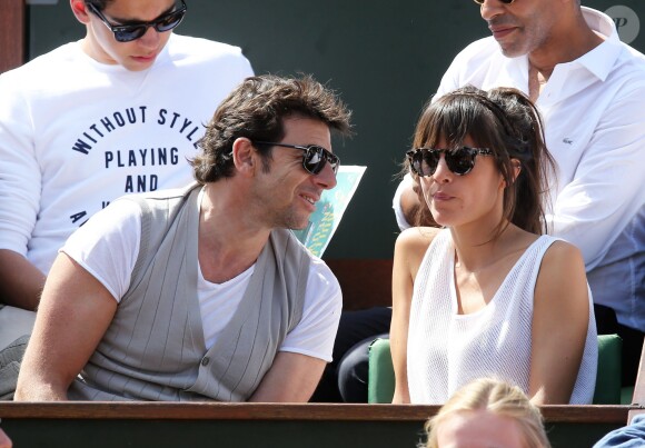 Patrick Bruel et sa compagne Caroline dans les tribunes des Internationaux de France de tennis de Roland Garros le 30 mai 2015