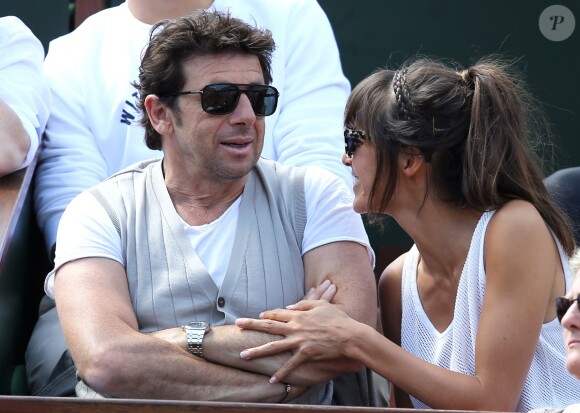 Patrick Bruel et sa compagne Caroline dans les tribunes des Internationaux de France de tennis de Roland Garros le 30 mai 2015