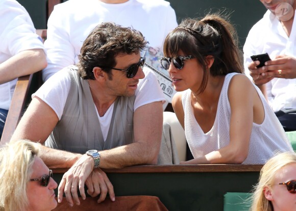 Patrick Bruel et sa compagne Caroline dans les tribunes des Internationaux de France de tennis de Roland Garros le 30 mai 2015