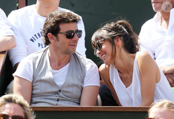Patrick Bruel et sa compagne Caroline dans les tribunes des Internationaux de France de tennis de Roland Garros le 30 mai 2015
