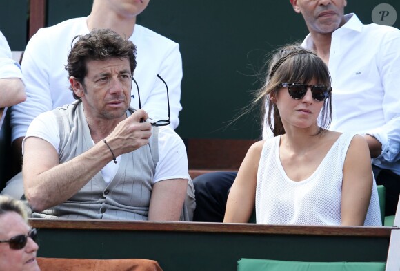 Patrick Bruel et sa compagne Caroline dans les tribunes des Internationaux de France de tennis de Roland Garros le 30 mai 2015