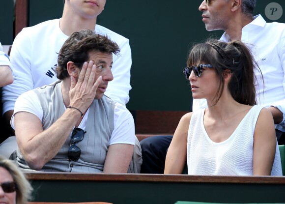 Patrick Bruel et sa compagne Caroline dans les tribunes des Internationaux de France de tennis de Roland Garros le 30 mai 2015