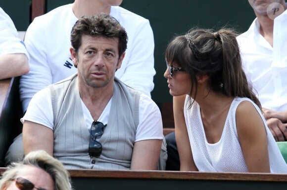 Patrick Bruel et sa compagne Caroline dans les tribunes des Internationaux de France de tennis de Roland Garros le 30 mai 2015