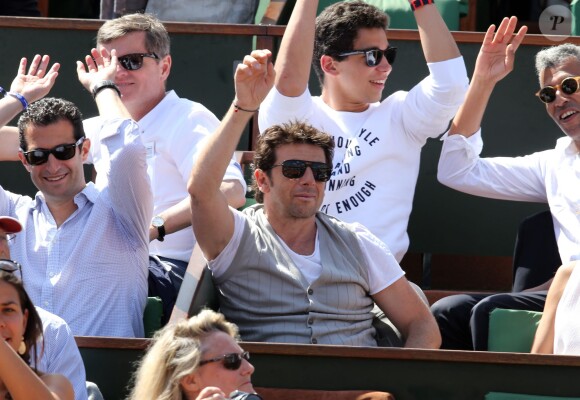 Patrick Bruel et sa compagne Caroline dans les tribunes des Internationaux de France de tennis de Roland Garros le 30 mai 2015