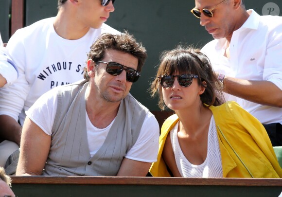 Patrick Bruel et sa compagne Caroline dans les tribunes des Internationaux de France de tennis de Roland Garros le 30 mai 2015