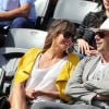 Patrick Bruel et sa compagne Caroline dans les tribunes des Internationaux de France de tennis de Roland Garros le 30 mai 2015