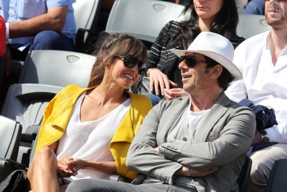 Patrick Bruel et sa compagne Caroline dans les tribunes des Internationaux de France de tennis de Roland Garros le 30 mai 2015
