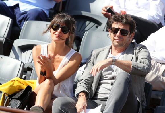 Patrick Bruel et sa compagne Caroline dans les tribunes des Internationaux de France de tennis de Roland Garros le 30 mai 2015