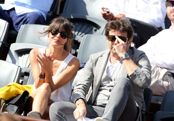 Patrick Bruel et sa compagne Caroline dans les tribunes des Internationaux de France de tennis de Roland Garros le 30 mai 2015