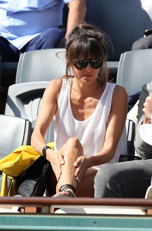 Patrick Bruel et sa compagne Caroline dans les tribunes des Internationaux de France de tennis de Roland Garros le 30 mai 2015