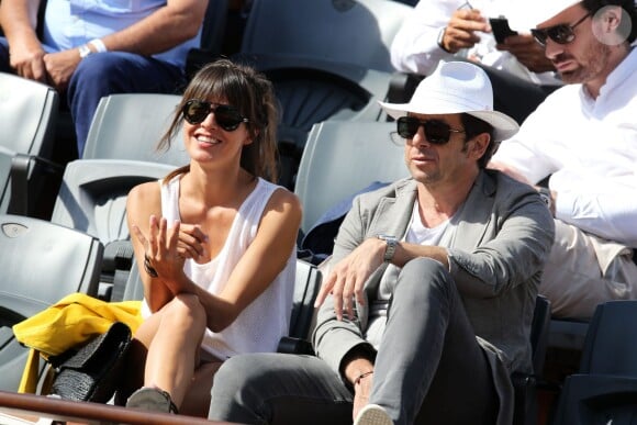 Patrick Bruel et sa compagne Caroline dans les tribunes des Internationaux de France de tennis de Roland Garros le 30 mai 2015