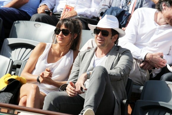 Patrick Bruel et sa compagne Caroline dans les tribunes des Internationaux de France de tennis de Roland Garros le 30 mai 2015.30/05/2015 - Paris