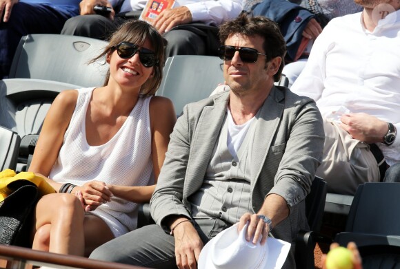 Patrick Bruel et sa compagne Caroline dans les tribunes des Internationaux de France de tennis de Roland Garros le 30 mai 2015
