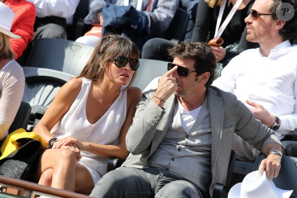 Patrick Bruel et sa compagne Caroline dans les tribunes des Internationaux de France de tennis de Roland Garros le 30 mai 2015