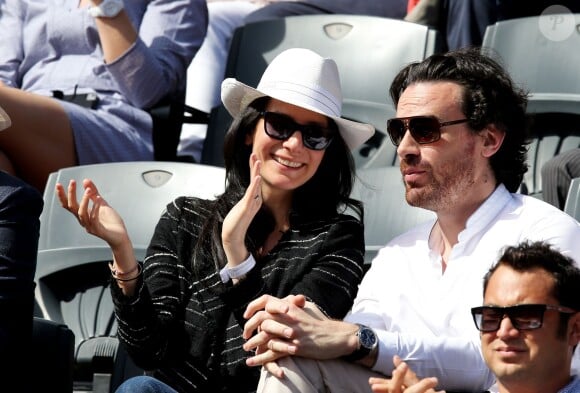 Marie Drucker et son compagnon Mathias Vicherat (directeur de cabinet d'Anne Hidalgo) dans les tribunes des Internationaux de France de tennis de Roland Garros à Paris le 30 mai 2015.