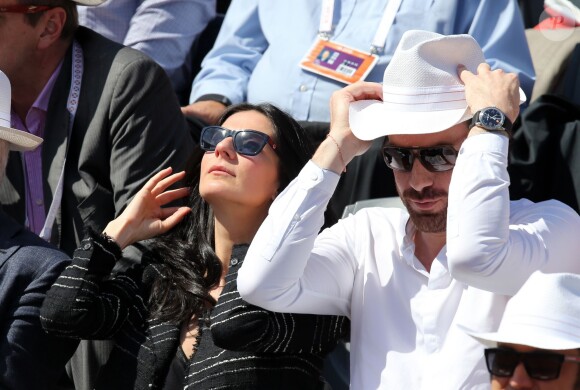 Marie Drucker et son compagnon Mathias Vicherat (directeur de cabinet d'Anne Hidalgo) dans les tribunes des Internationaux de France de tennis de Roland Garros à Paris le 30 mai 2015.