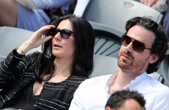 Marie Drucker et son compagnon Mathias Vicherat (directeur de cabinet d'Anne Hidalgo) dans les tribunes des Internationaux de France de tennis de Roland Garros à Paris le 30 mai 2015.