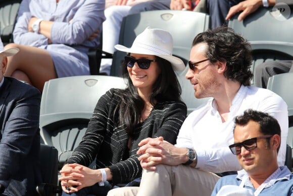 Marie Drucker et son compagnon Mathias Vicherat (directeur de cabinet d'Anne Hidalgo) dans les tribunes des Internationaux de France de tennis de Roland Garros à Paris le 30 mai 2015.