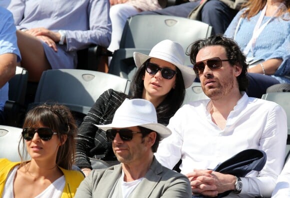 Marie Drucker et son compagnon Mathias Vicherat (directeur de cabinet d'Anne Hidalgo) dans les tribunes des Internationaux de France de tennis de Roland Garros à Paris le 30 mai 2015.