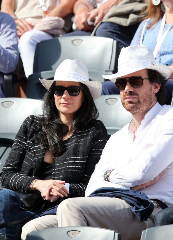 Marie Drucker et son compagnon Mathias Vicherat (directeur de cabinet d'Anne Hidalgo) dans les tribunes des Internationaux de France de tennis de Roland Garros à Paris le 30 mai 2015.