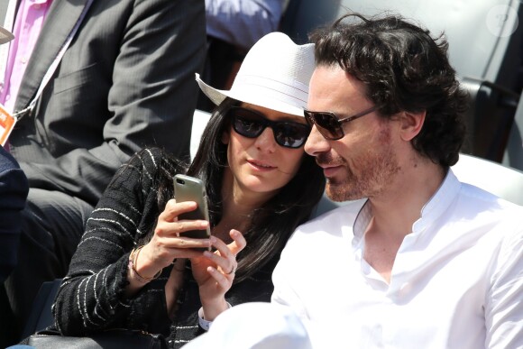 Marie Drucker et son compagnon Mathias Vicherat (directeur de cabinet d'Anne Hidalgo) dans les tribunes des Internationaux de France de tennis de Roland Garros à Paris le 30 mai 2015.
