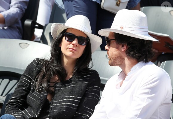 Marie Drucker et son compagnon Mathias Vicherat (directeur de cabinet d'Anne Hidalgo) dans les tribunes des Internationaux de France de tennis de Roland Garros à Paris le 30 mai 2015.