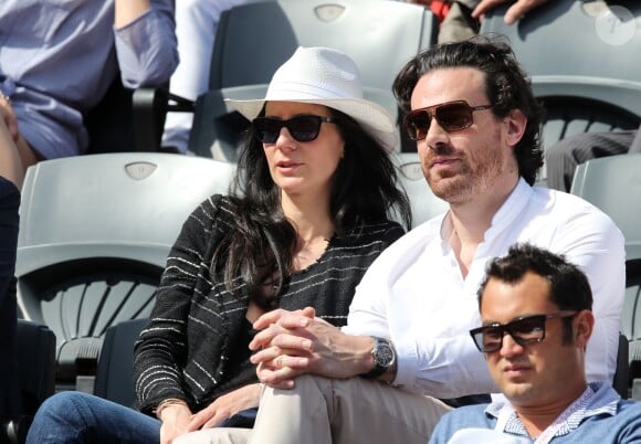 Marie Drucker et son compagnon Mathias Vicherat (directeur de cabinet d'Anne Hidalgo) dans les tribunes des Internationaux de France de tennis de Roland Garros à Paris le 30 mai 2015.