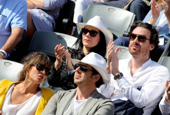 Marie Drucker et son compagnon Mathias Vicherat (directeur de cabinet d'Anne Hidalgo) dans les tribunes des Internationaux de France de tennis de Roland Garros à Paris le 30 mai 2015.