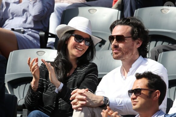 Marie Drucker et son compagnon Mathias Vicherat (directeur de cabinet d'Anne Hidalgo) in love dans les tribunes des Internationaux de France de tennis de Roland Garros à Paris le 30 mai 2015.
