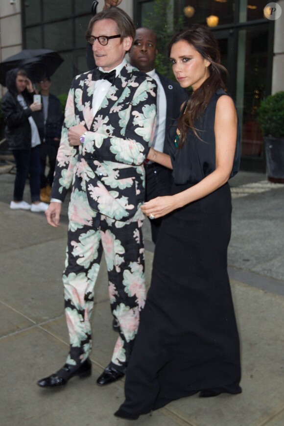 Hamish Bowles et Victoria Beckham quittent le Crosby Street Hotel et se rendent à l'Alice Tully Hall, au Lincoln Center. New York, le 1er juin 2015.