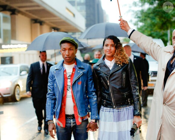 Pharrell Williams et Helen Lasichanh arrivent à l'Alice Tully Hall, au Lincoln Center, pour assister aux CFDA Fashion Awards 2015. New York, le 1er juin 2015.
