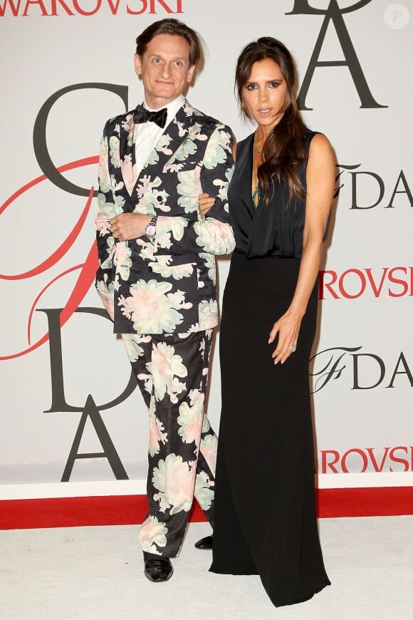 Hamish Bowles et Victoria Beckham assistent aux CFDA Fashion Awards 2015 à l'Alice Tully Hall, au Lincoln Center. New York, le 1er juin 2015.