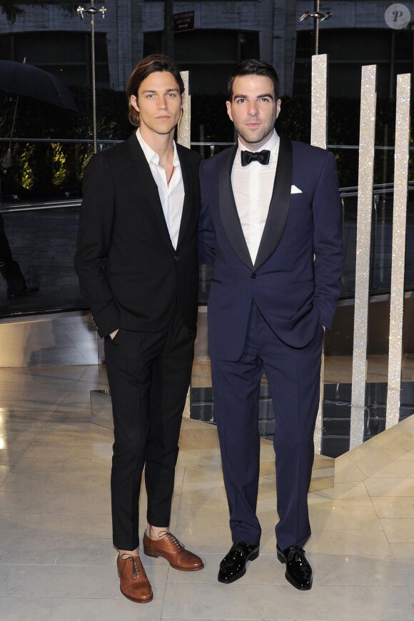 Miles McMillan et Zachary Quinto assistent aux CFDA Fashion Awards 2015 à l'Alice Tully Hall, au Lincoln Center. New York, le 1er juin 2015.