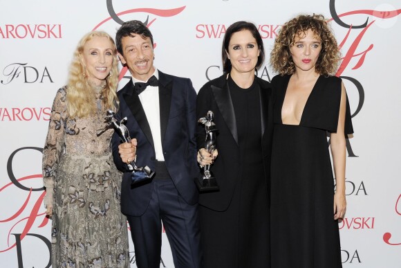 Franca Sozzani, Pierpaolo Piccioli et Maria Grazia Chiuri (lauréats de l'International Award), et Valeria Golino lors CFDA Fashion Awards 2015 à l'Alice Tully Hall, au Lincoln Center. New York, le 1er juin 2015.