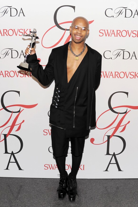Shayne Oliver (créateur d'Hood by Air et lauréat du prix Swarovski pour le prêt-à-poter masculin) lors des CFDA Fashion Awards 2015 à l'Alice Tully Hall, au Lincoln Center. New York, le 1er juin 2015.