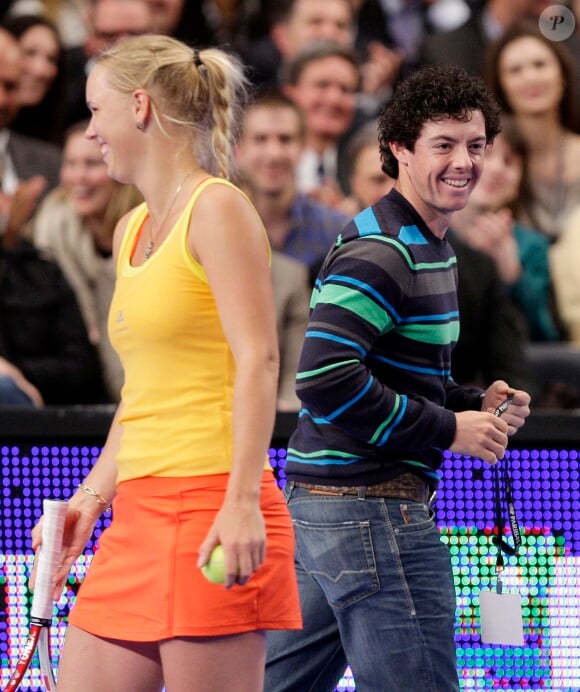 Rory McIlroy et Caroline Wozniacki lors d'une exhibition au Madison Square Garden à New York le 5 mars 2012. Après près de 3 ans de relation, le couple a décidé en mai 2014 de se séparer alors qu'il se préparait à se marier.