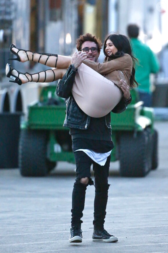 Kylie Jenner rend visite à son amie Pia Mia sur le tournage du clip de son single 'Do It Again' (feat. Chris Brown et Tyga) à Malibu. Los Angeles, le 3 juin 2015.