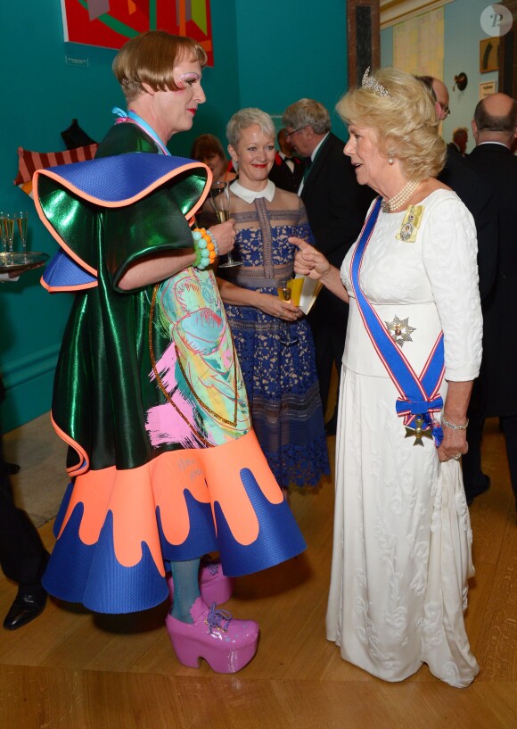 Camilla, duchesse de Cornwall, rencontre l'artiste Grayson Perry lors du dîner de la Royal Academy of Arts, célébrant l'ouverture de l'exposition d'été. Londres, le 2 juin 2015.