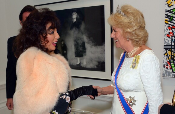 Camilla, duchesse de Cornwall, rencontre Joan Collins lors du dîner de la Royal Academy of Arts, célébrant l'ouverture de l'exposition d'été. Londres, le 2 juin 2015.