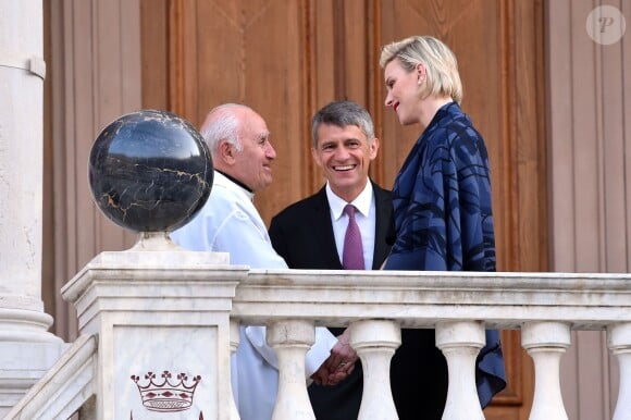 La princesse Charlene de Monaco avec le père Penzo et le lieutenant colonel Soler le 4 juin 2015 au palais princier lors de la célébration de la Fête-Dieu dans la cour d'honneur.