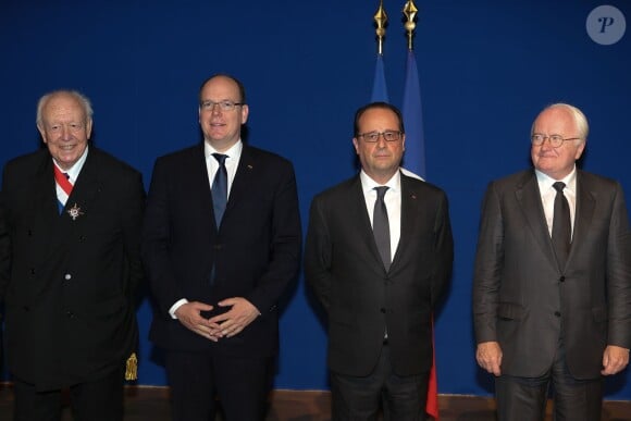 Le prince Albert II de Monaco est accueilli par François Hollande à l'ouverture des débats du Forum méditerranéen sur le climat à la Villa Méditerranée à Marseille, le 4 juin 2015.