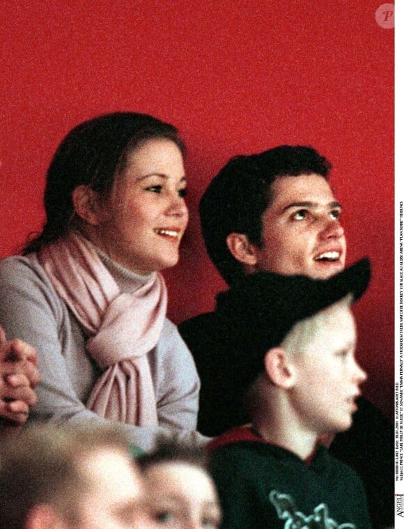 Le prince Carl Philip de Suède et sa petite amie Emma Pernald lors d'un match de hockey à Stockholm en 2001
