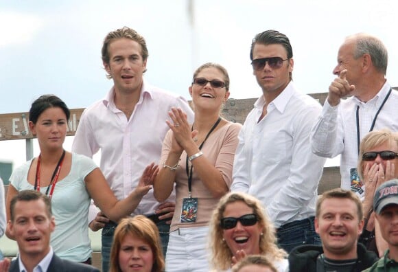 Emma Pernald, ex du prince Carl Philip de Suède, avec la princesse Victoria et son compagnon Daniel en 2005 lors d'une course automobile disputée par Carl Philip