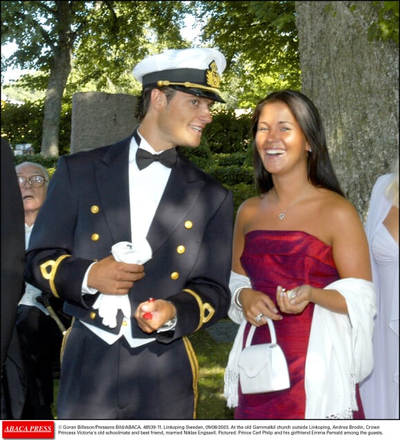 Le prince Carl Philip de Suède et sa petite amie de l'époque Emma Pernald en août 2003 au mariage d'Andrea Brodin et Niclas Engsall.