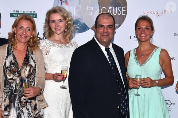 Stelios Haji-Ioannou, le PDG de la compagnie aérienne Easy Jet, (en costume sombre) participe avec des amis à la soirée de "Sail for a Cause", une journée caritative co-organisée par Leticia de Massy et le réseau féminin LeSpot.net au Yacht Club de Monaco le samedi 6 juin 2015. 