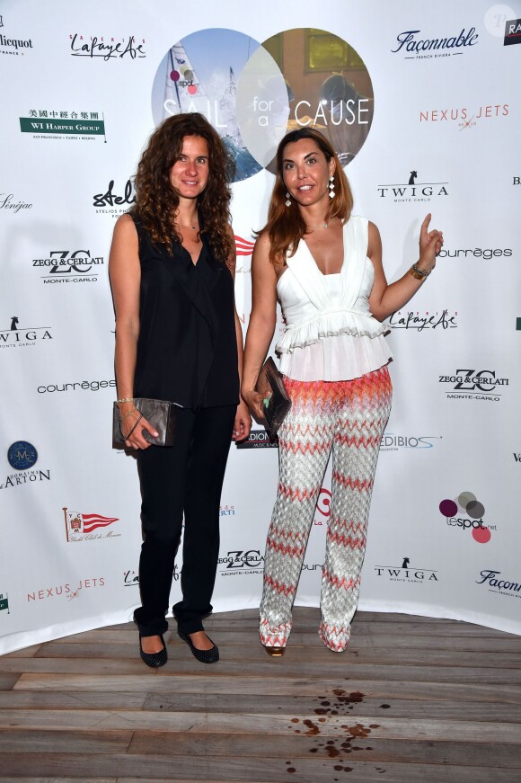 Emilie Pastor, à gauche, et une amie participent à la soirée de "Sail for a Cause", une journée caritative co-organisée par Leticia de Massy et le réseau féminin LeSpot.net au Yacht Club de Monaco le samedi 6 juin 2015. 