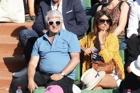 Géraldine Nakache et son père dans les tribunes de Roland-Garros lors de la finale homme, le 7 juin 2015 à Paris