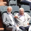 Jean-Paul Belmondo et son ami Charles Gérard dans les tribunes de Roland-Garros lors de la finale homme, le 7 juin 2015 à Paris