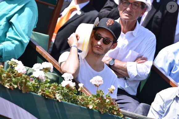 Pierre Niney dans les tribunes de Roland-Garros lors de la finale homme, le 7 juin 2015 à Paris